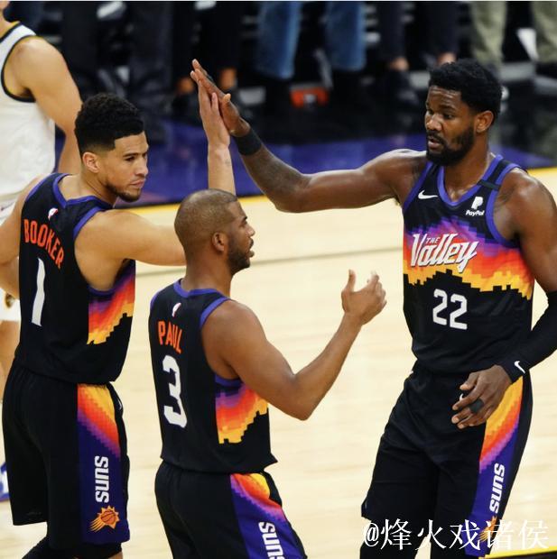 帕克与保罗在场边观战，保罗与文班亚马热情相拥