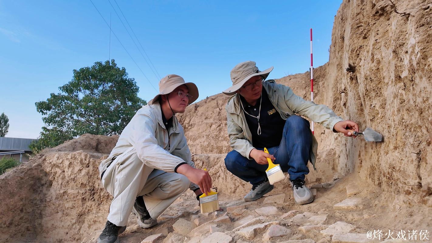 中乌考古人员发现库瓦古城早期城墙 中乌考古人员发现库瓦古城早期城墙